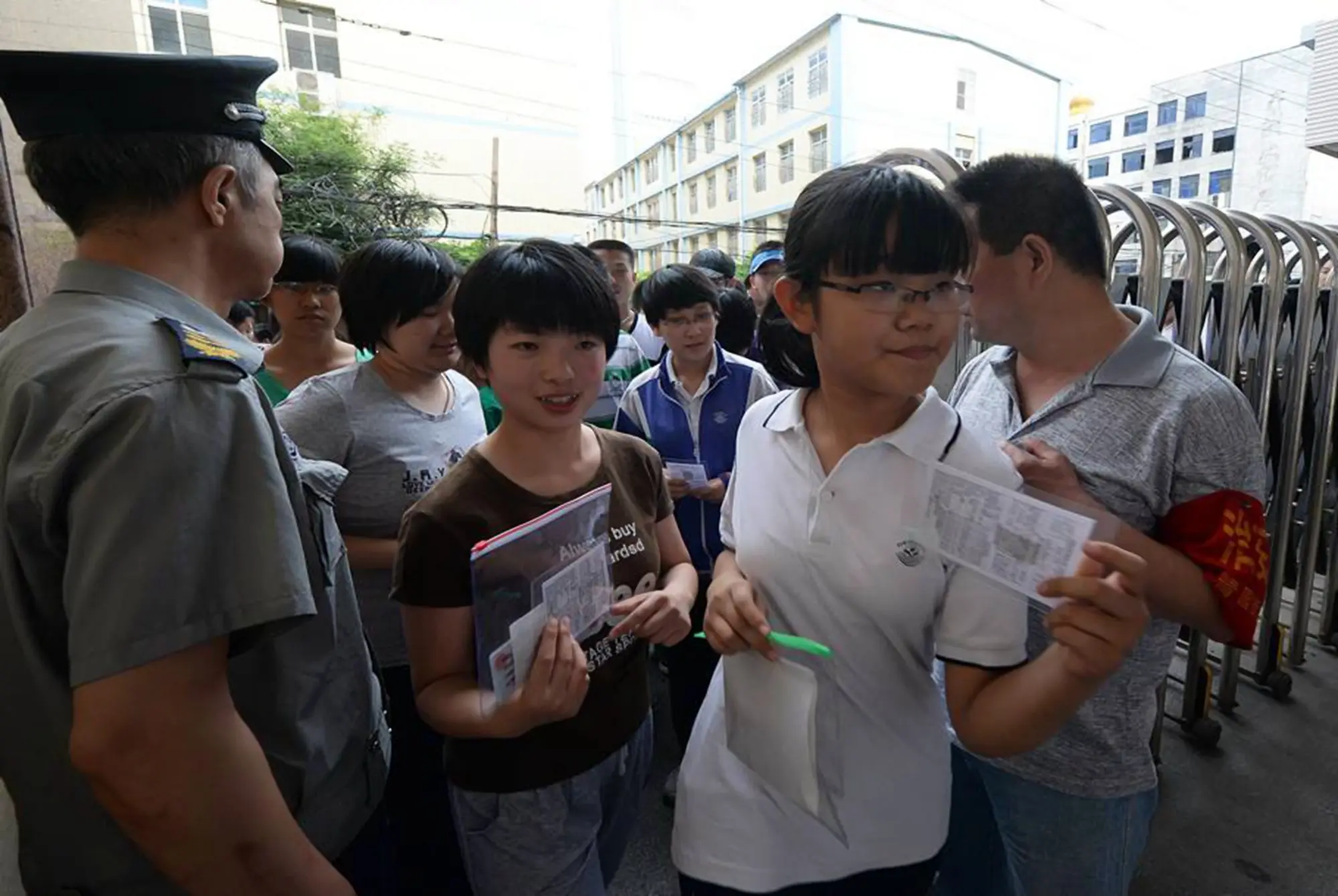 女孩高考忘涂答题卡，下跪乞求监考老师，或许梦想能“换身重来”