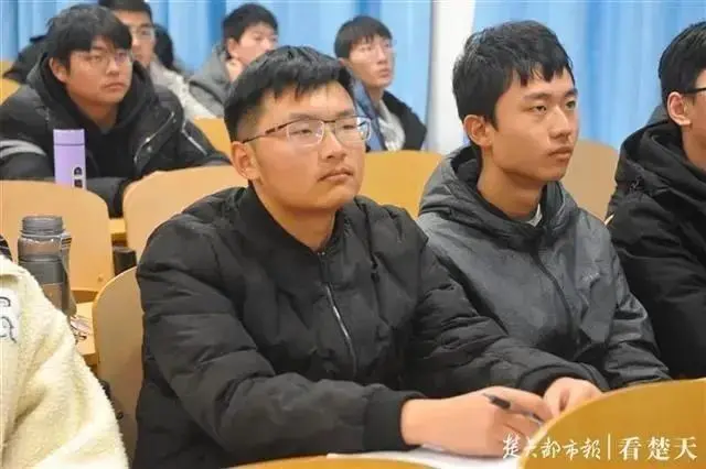 他俩，同年同月同日生，同校同班同寝室，高考同分！这是什么缘分？