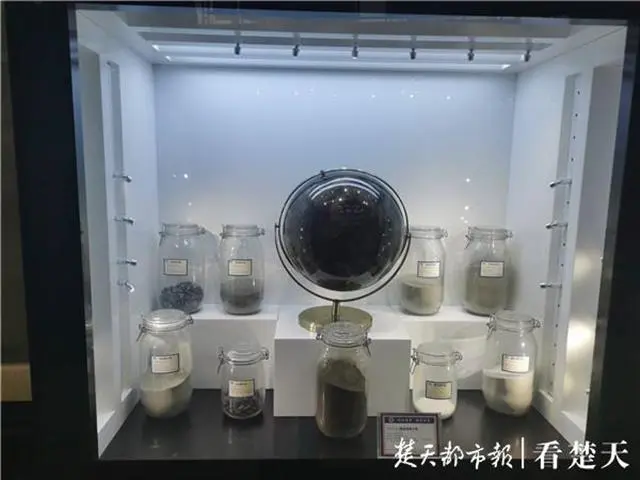 嫦娥五号模拟月壤及陨石展在中国地质大学逸夫博物馆展出