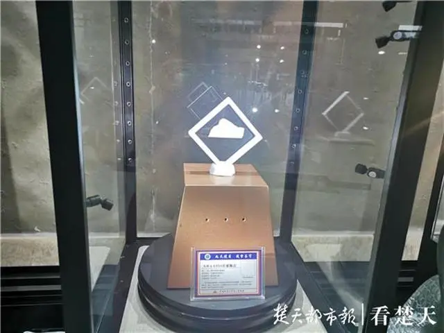 嫦娥五号模拟月壤及陨石展在中国地质大学逸夫博物馆展出