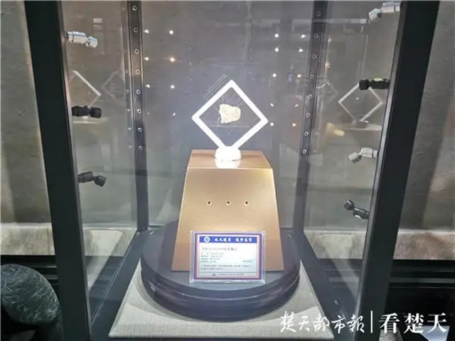 嫦娥五号模拟月壤及陨石展在中国地质大学逸夫博物馆展出