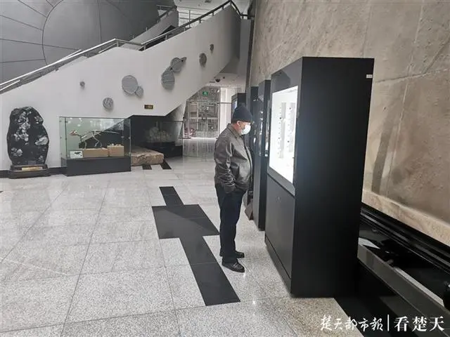 嫦娥五号模拟月壤及陨石展在中国地质大学逸夫博物馆展出