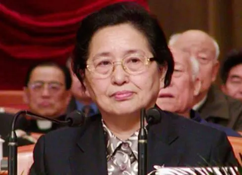 此人是抗日英雄，曾任市长，妻子是法国美女，女儿官至副国级！