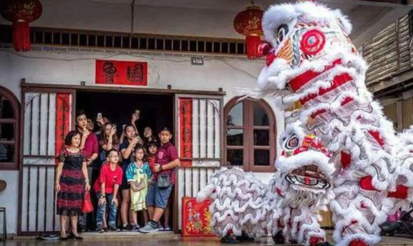 此国曾百般刁难华人，现在60万华人离开，当地经济一落千丈