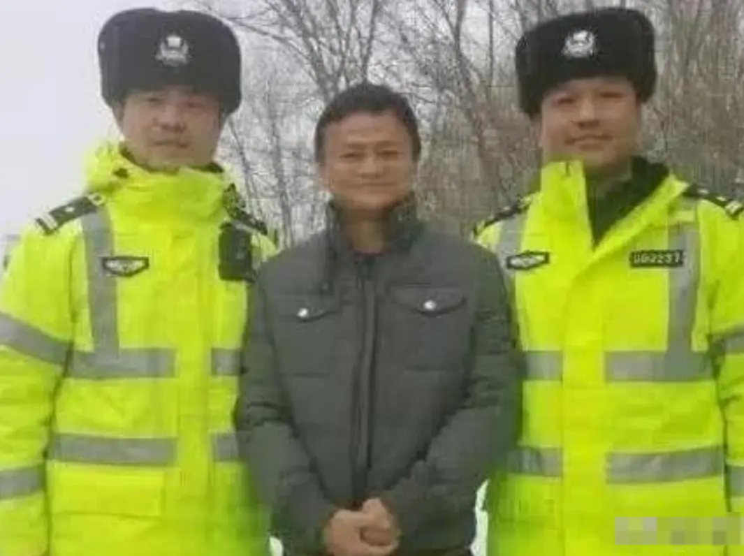 怎么和警察合影才能不像犯人？黄渤马云戳中笑点，成龙才是正确打开方式！