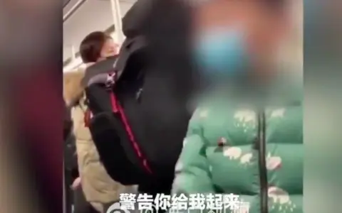 “你给我起来！”北京地铁暴躁男孩咆哮奶奶，乘客劝阻遭怼“干你的事去”