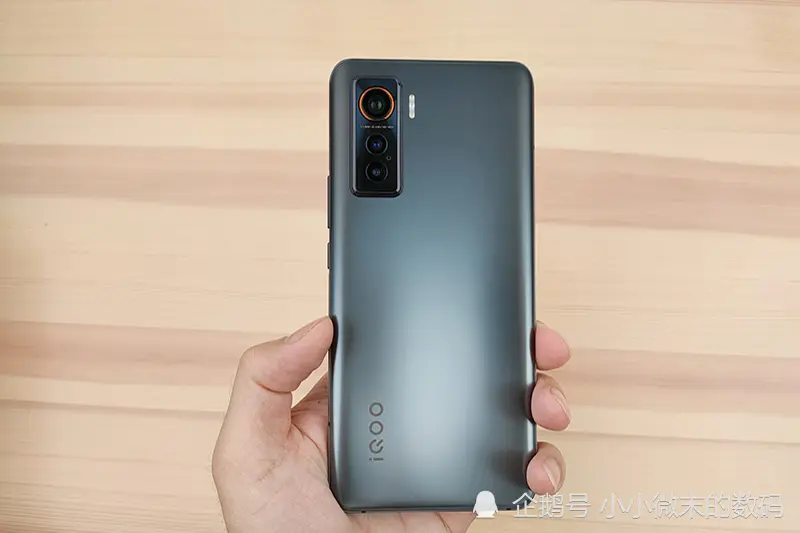 Vivo iQOO7支持120W充电，与小米11相比各有特点