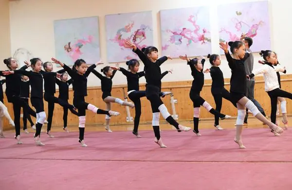重庆小学校园里的艺术体操队