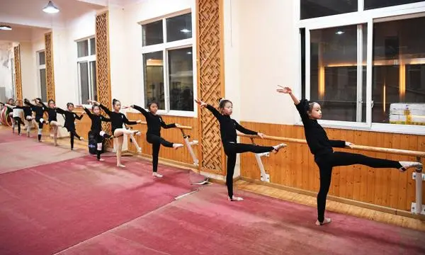 重庆小学校园里的艺术体操队