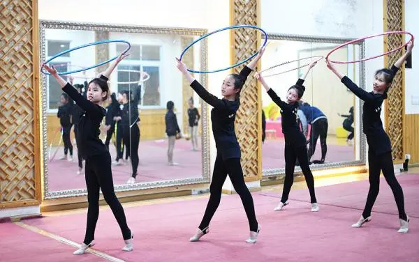 重庆小学校园里的艺术体操队