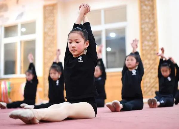 重庆小学校园里的艺术体操队