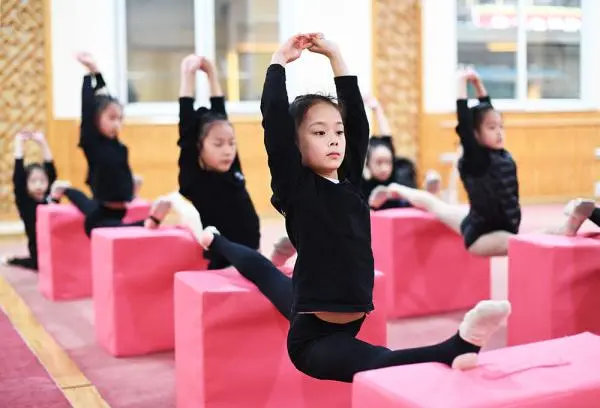 重庆小学校园里的艺术体操队