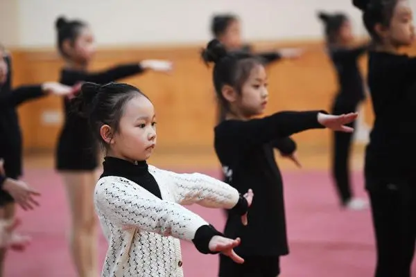 重庆小学校园里的艺术体操队