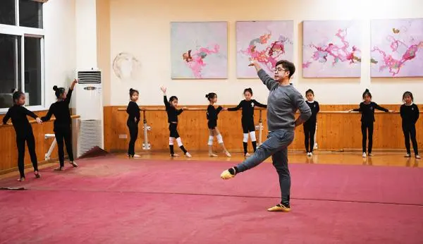 重庆小学校园里的艺术体操队