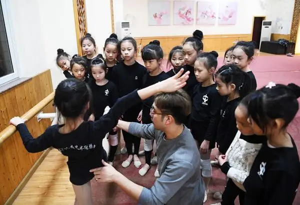 重庆小学校园里的艺术体操队