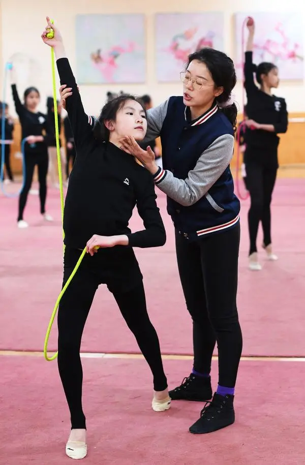 重庆小学校园里的艺术体操队