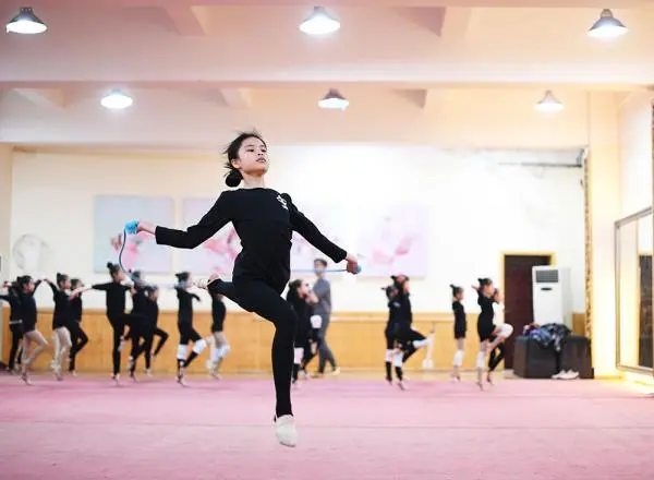 重庆小学校园里的艺术体操队