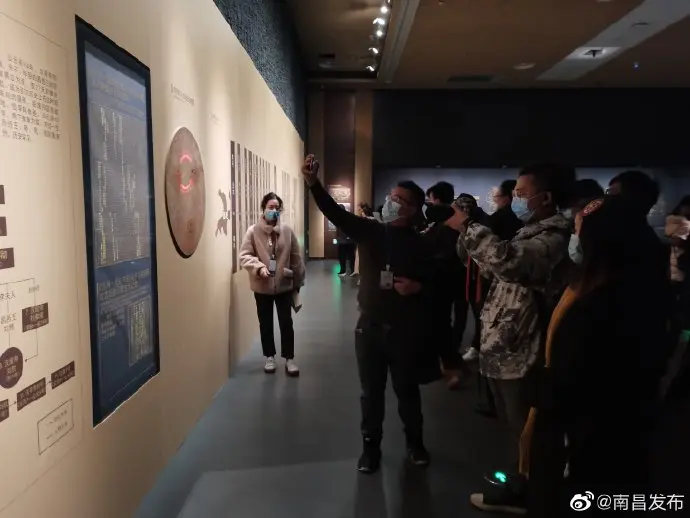 “触摸”文物“穿越”古今 全国网络名人参观海昏侯博物馆