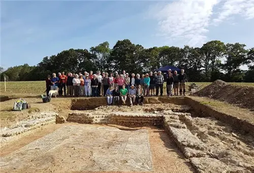 英国出土1600年前壁画，考古发现简体中文，上刻：吉姆在这里