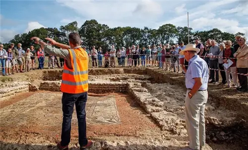 英国出土1600年前壁画，考古发现简体中文，上刻：吉姆在这里