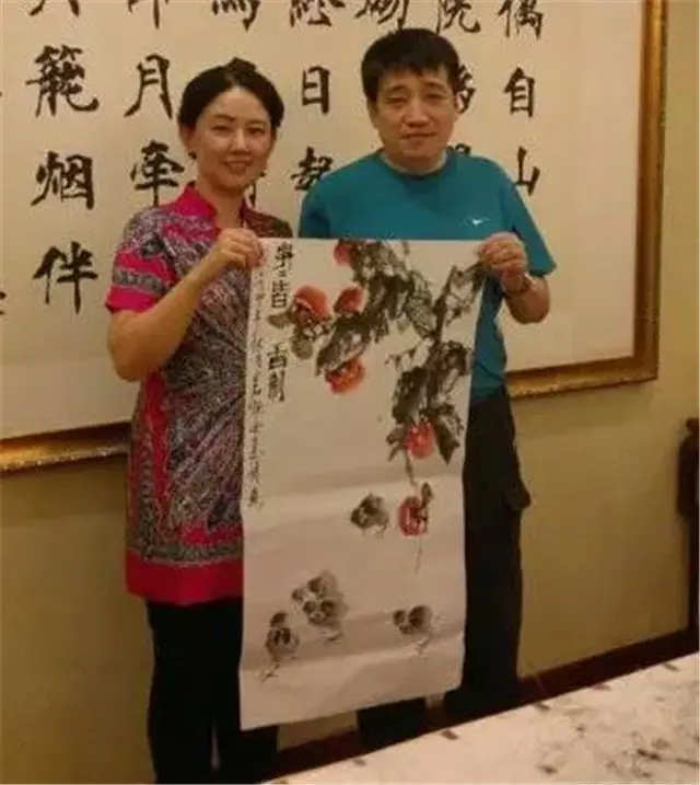 女子拿齐白石画鉴定，专家说是仿品，女子捂嘴笑：齐白石是我爷爷