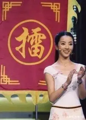 央视主持人李思思古装造型，美过嫦娥，有才有颜，慕了！