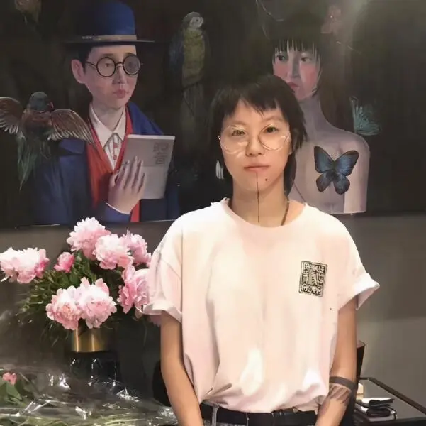 王菲的女儿窦靖童展示新造型！杀马特装扮太离谱