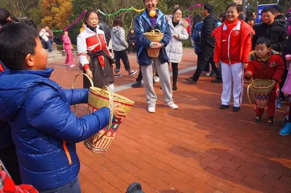 8岁男孩子沉迷手机，奶奶一招让孙子自觉丢掉手机，邻居纷纷效仿