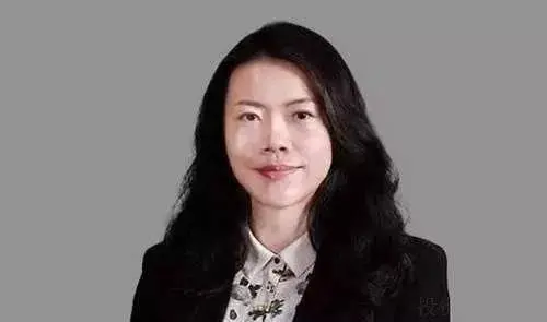 深圳女富豪身价百亿，又漂亮又有才华，却嫁给了一个穷小子？