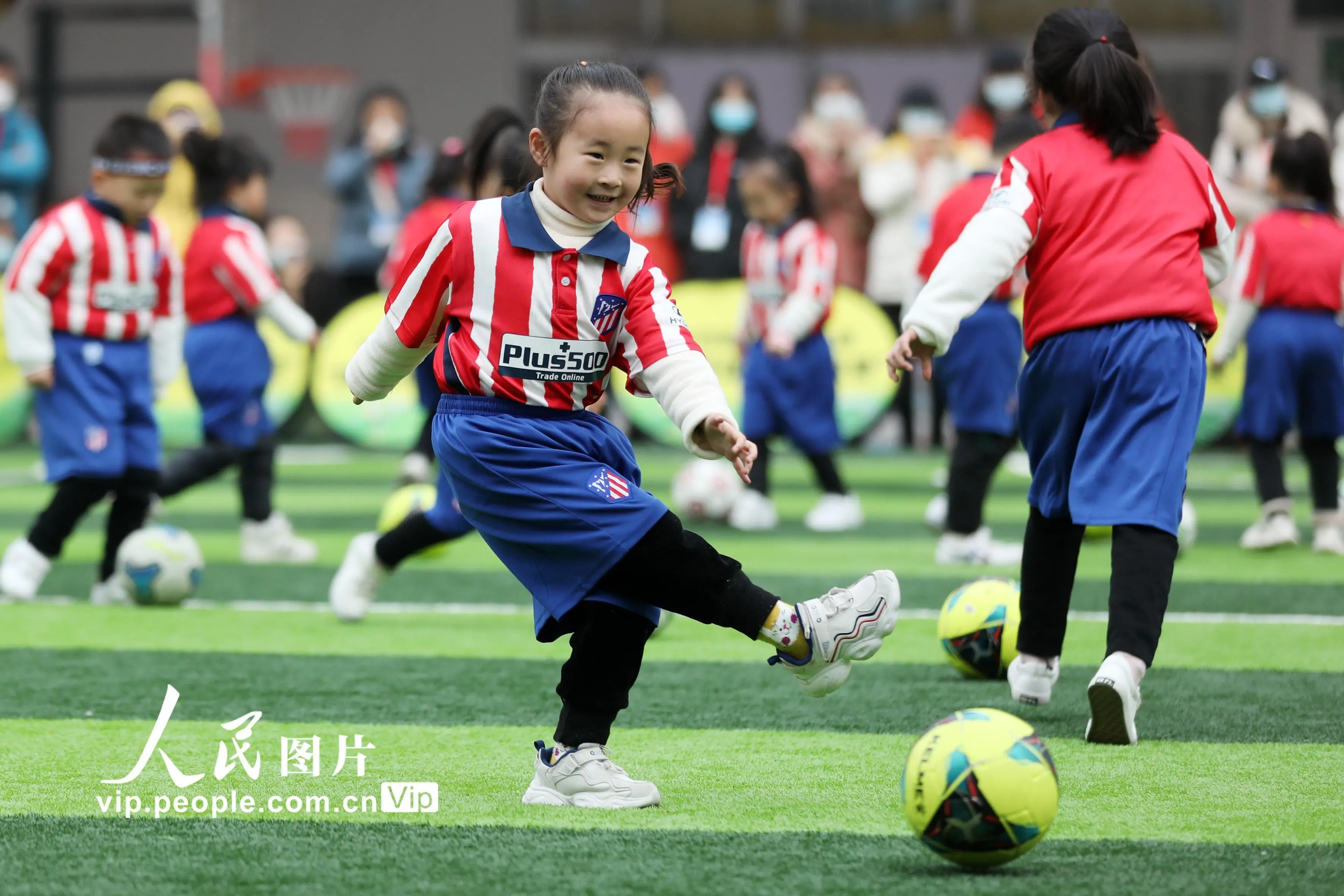 娃娃踢足球 萌动幼儿园