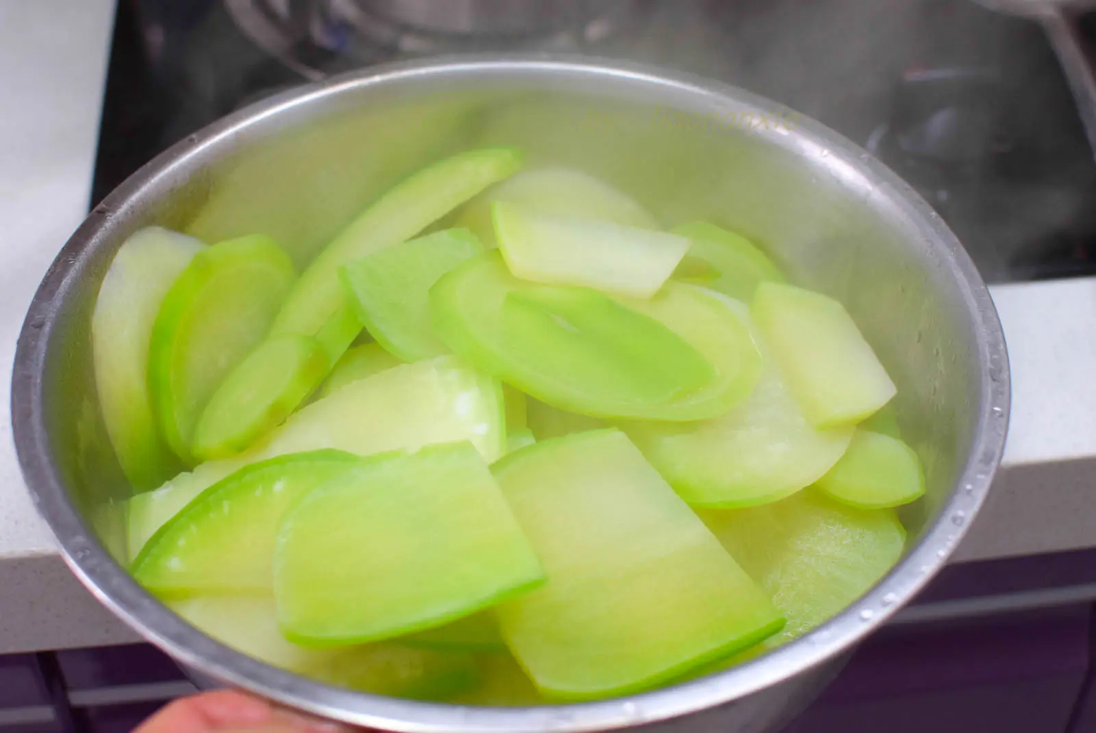 传统萝卜饺子，还是老妈这种方法包出来好吃，鲜香又多汁