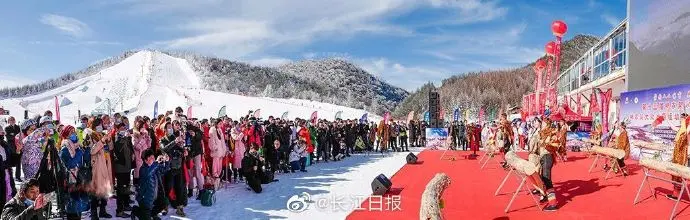 神农架冰雪节火爆开场，周末两天首滑接待游客逾1万人次