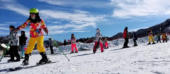 神农架冰雪节火爆开场，周末两天首滑接待游客逾1万人次