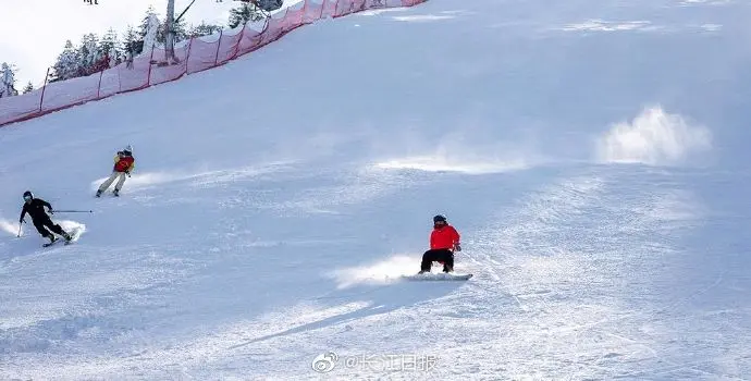 神农架冰雪节火爆开场，周末两天首滑接待游客逾1万人次