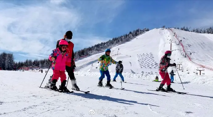 神农架冰雪节火爆开场，周末两天首滑接待游客逾1万人次