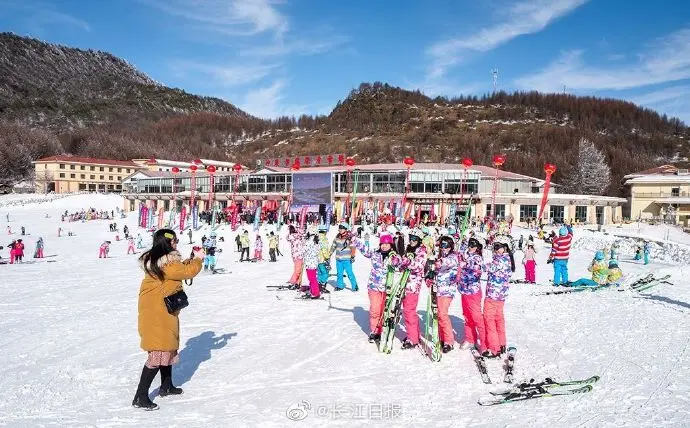 神农架冰雪节火爆开场，周末两天首滑接待游客逾1万人次