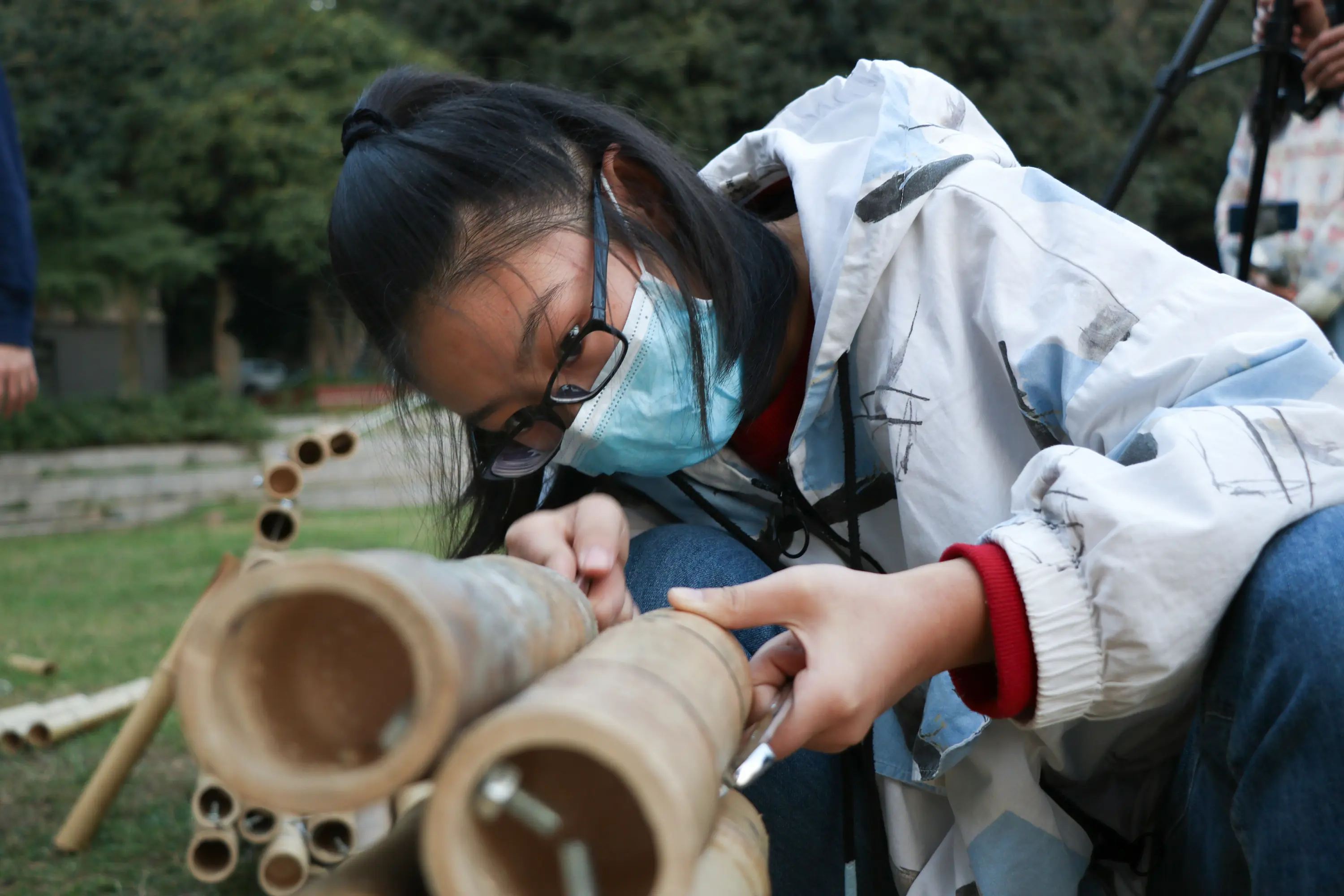 用竹子搭建现代艺术品，华中农业大学布置创意作业