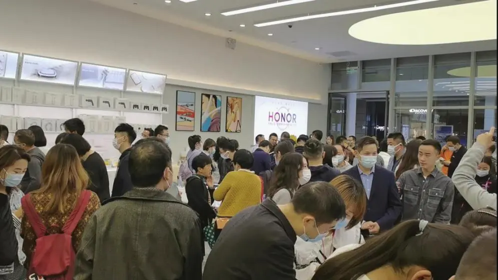 “单飞”的荣耀加速线下布局 荣耀CEO赵明：“做自己的荣耀骑士”