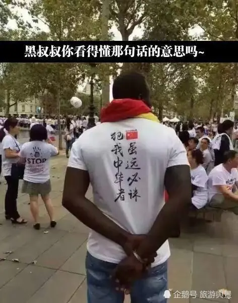 外国人效仿我国，把中文印在衣服上，看到汉字网友们瞬间哭笑不得