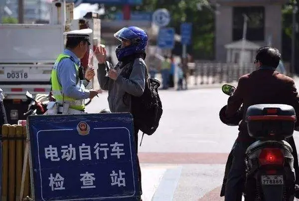 电动车、摩托车不让骑，穷人怎么出行？专家建议很贴心