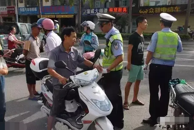 电动车、摩托车不让骑，穷人怎么出行？专家建议很贴心