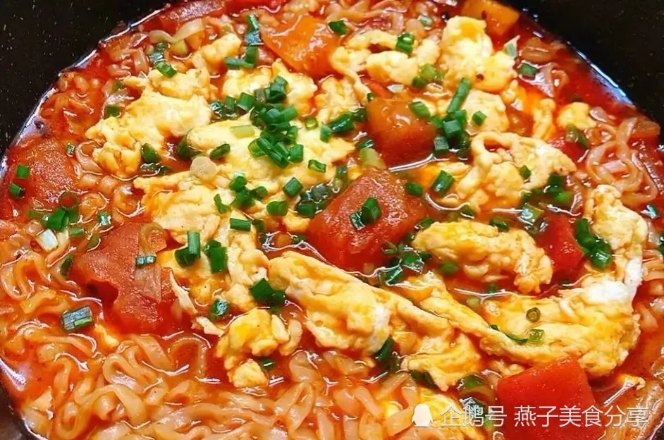 教你泡面新吃法，这样吃比肉香，酸辣爽口，一桶够一家吃了