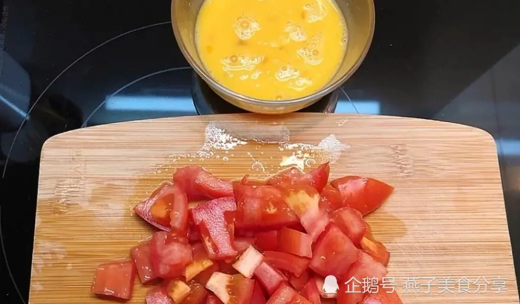 教你泡面新吃法，这样吃比肉香，酸辣爽口，一桶够一家吃了