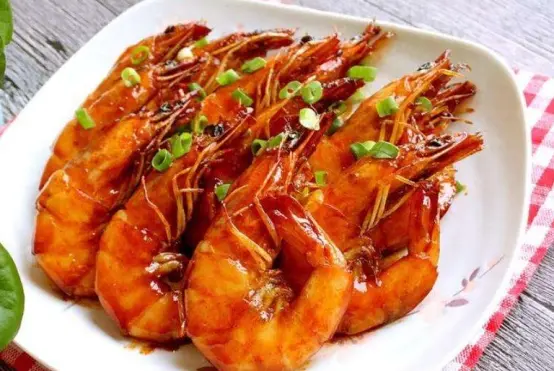 京味十足的油焖大虾是如何制作的？味道浓郁，十分下饭！
