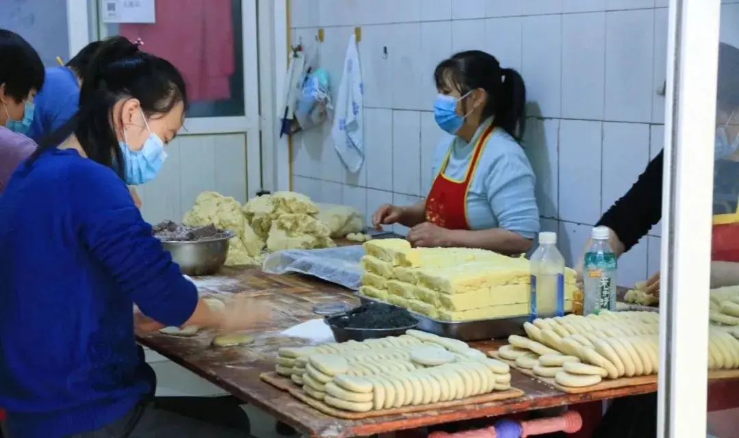 西安这条隐藏美食街，一半都是10年老店！城东人太有口福了！