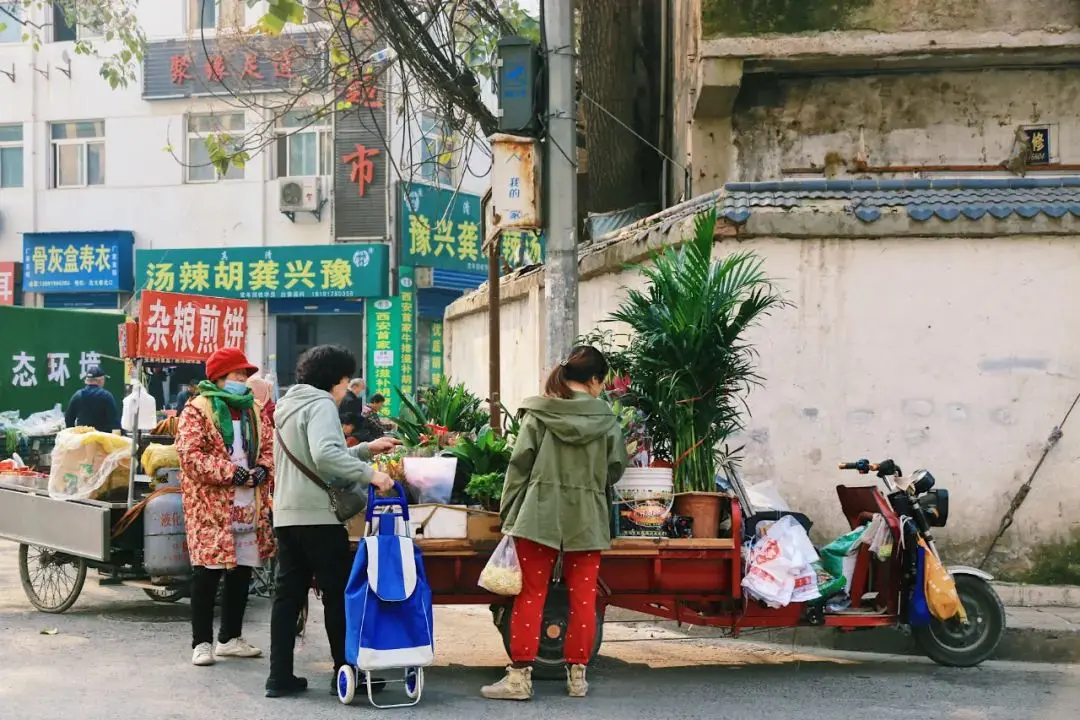 西安这条隐藏美食街，一半都是10年老店！城东人太有口福了！