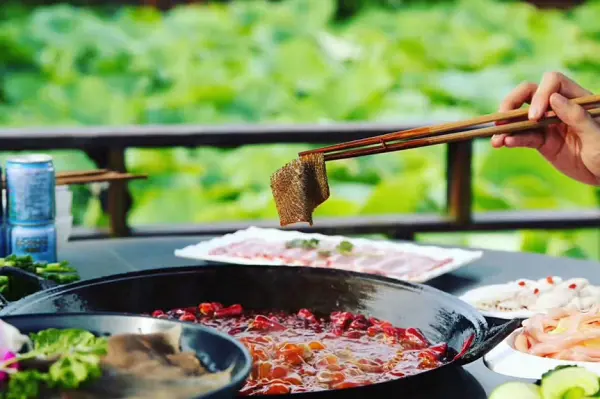 冬天吃火锅最爽了，麻辣鲜香全在一锅里