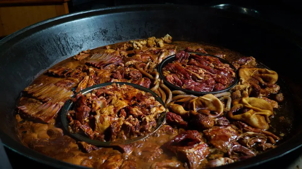 苏州人爱吃羊肉，藏在苏州小镇里的非遗美食——桃源红烧羊肉