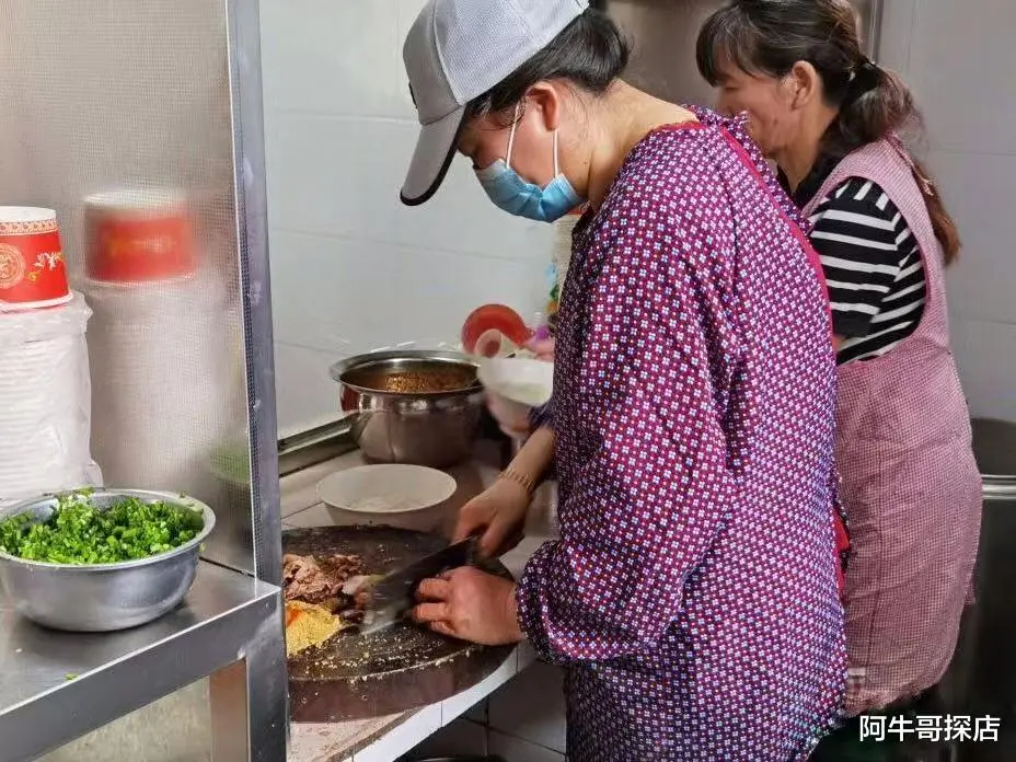 桂林这家藏在村子里的米粉店，价格比市区还贵，却天天顾客爆棚