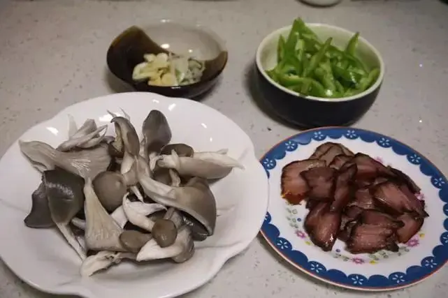 平菇尖椒炒腊肉，天冷的时候炒一盘，下饭又暖身！